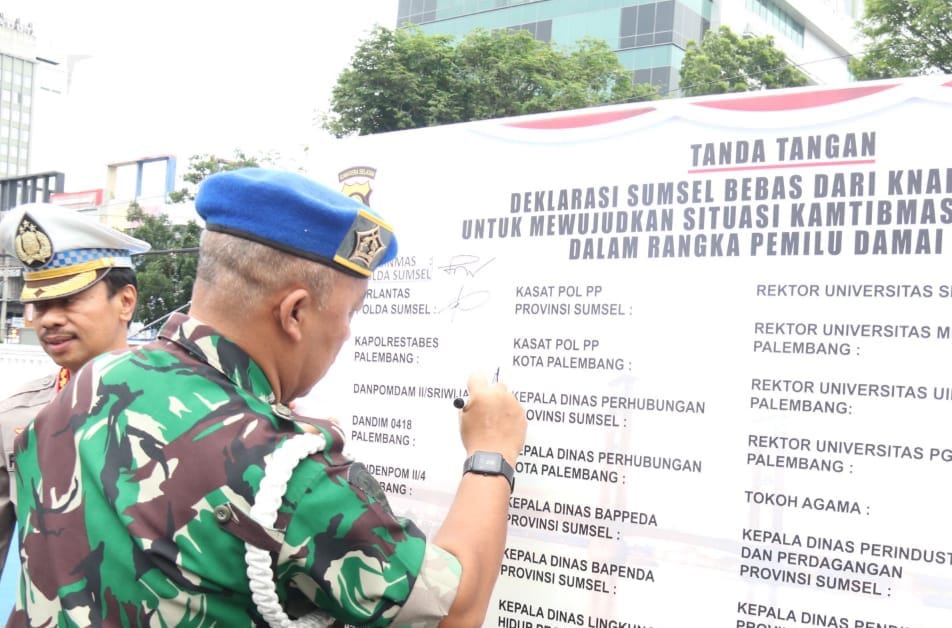 Pihak Denpomdam Sriwijaya ikut menandatangan deklarasi Sumsel zero kenalpot brong yang digelar Direktorat Lalu Lintas Polda Sumsel, JUmat (19/1/2024). Foto: Sumselheadline/Ela.