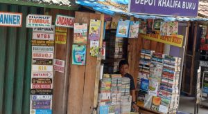 Salah satu depot penjualan buku bekas di kawasan Jalan Masjid Lama dan Masjid Agung, Palembang, Selasa (16/1/2024). Foto: Sumselheadline/Pitria.