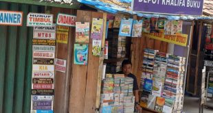 Salah satu depot penjualan buku bekas di kawasan Jalan Masjid Lama dan Masjid Agung, Palembang, Selasa (16/1/2024). Foto: Sumselheadline/Pitria.