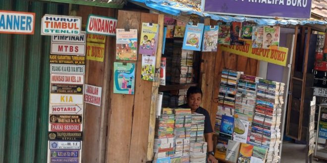 Salah satu depot penjualan buku bekas di kawasan Jalan Masjid Lama dan Masjid Agung, Palembang, Selasa (16/1/2024). Foto: Sumselheadline/Pitria.