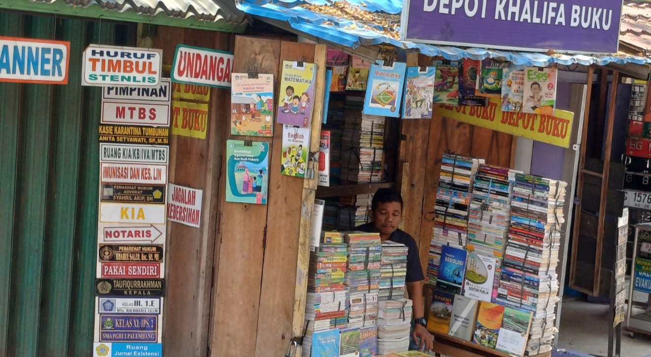 Salah satu depot penjualan buku bekas di kawasan Jalan Masjid Lama dan Masjid Agung, Palembang, Selasa (16/1/2024). Foto: Sumselheadline/Pitria.