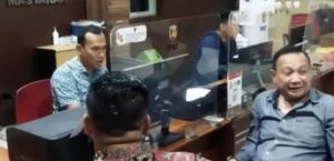 Advokat RH Alex Effendi, SH, MH, bersama kliennya calon legislatif (Caleg) DPRD Sumatera Selatan, saat melapor ke Polrestabes Palembang. Foto: Sumselheadline/Ela.