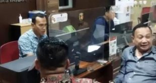 Advokat RH Alex Effendi, SH, MH, bersama kliennya calon legislatif (Caleg) DPRD Sumatera Selatan, saat melapor ke Polrestabes Palembang. Foto: Sumselheadline/Ela.
