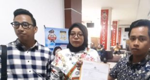 Tim kuasa hukum Roisa menunjukkan bukti lapor terhadap bakal calon walikota Palembang, CH. Foto: Sumselheadline/Ela.