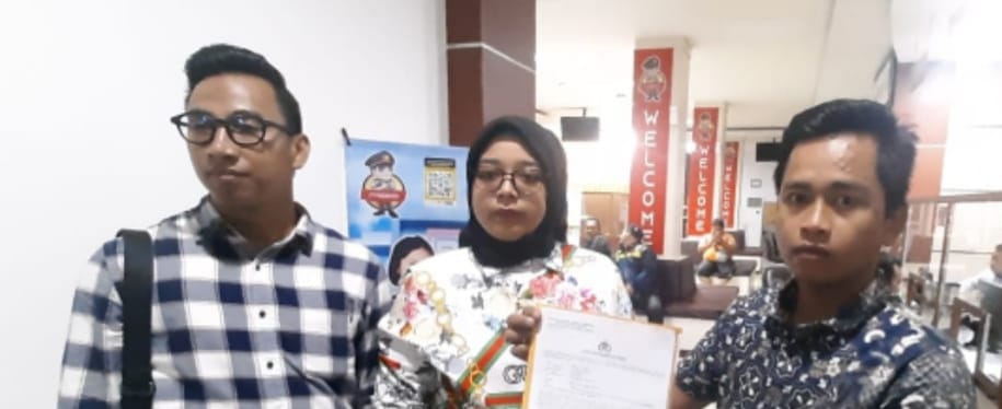 Tim kuasa hukum Roisa menunjukkan bukti lapor terhadap bakal calon walikota Palembang, CH. Foto: Sumselheadline/Ela.