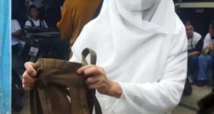 Mardiana menuinjukkan tas yang dirobek pencopet saat kampanye di BKB Palembang, Kamis (25/1/2024). Foto: Sumselheadline/Ela.