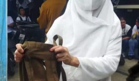 Mardiana menuinjukkan tas yang dirobek pencopet saat kampanye di BKB Palembang, Kamis (25/1/2024). Foto: Sumselheadline/Ela.