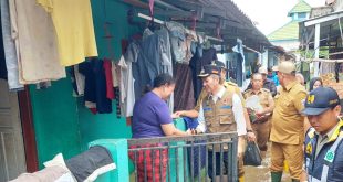 Pj Walikota Palembang, Ratu Dewa mendatangi warga korban banjir di 3/4 Ulu, sekaligus memberikan bantuan beras, Selasa (30/1/2024). Foto: Dinkominfo Palembang.