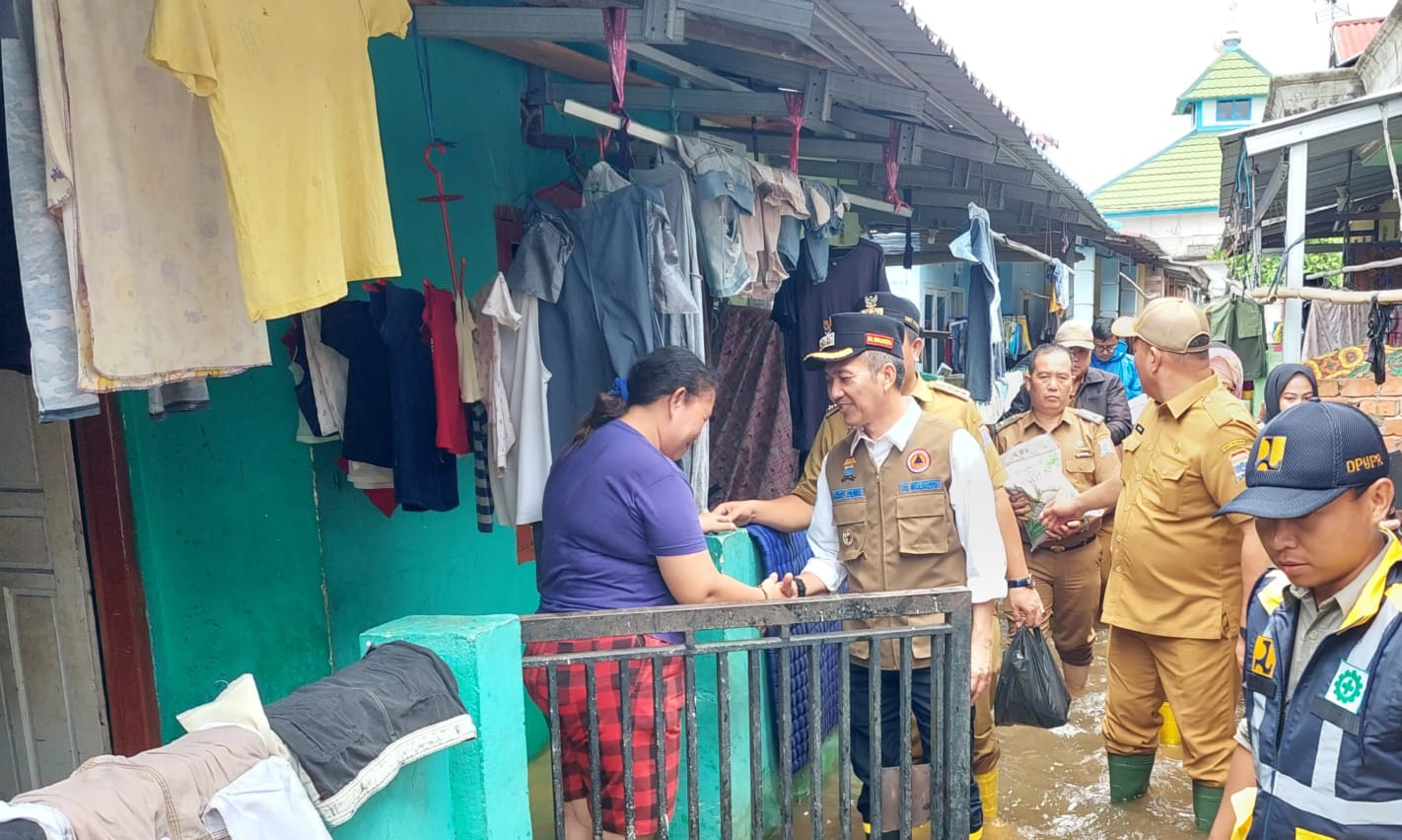 Pj Walikota Palembang, Ratu Dewa mendatangi warga korban banjir di 3/4 Ulu, sekaligus memberikan bantuan beras, Selasa (30/1/2024). Foto: Dinkominfo Palembang.