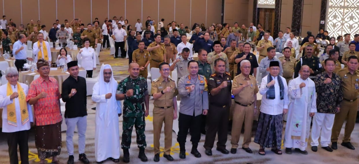 Pj Walikota Palembang dan Forkomfinda serta sejumlah elemen lainnya, deklarasi pemilu damai, Senin (29/1/2024). Foto: Sumselheadline/Pitria.