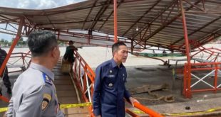 Ratu Dewa, PJ Walikota Palembang saat melihat dermaga yang ditabrak tongkang pekan lalu. Foto: Dok Sumselheadline.
