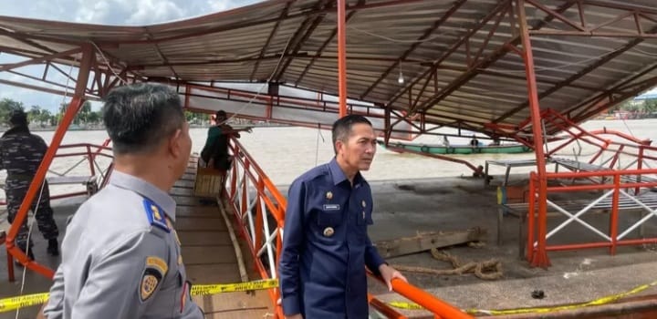 Ratu Dewa, PJ Walikota Palembang saat melihat dermaga yang ditabrak tongkang pekan lalu. Foto: Dok Sumselheadline.
