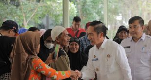 Pj Walikota Palembang, Ratu Dewa bertemu dengan ratusan warga yang akan dibagikan bantuan sosial berupa sembako, Rabu (10/1/2024). Foto: Kominfo Palembang.