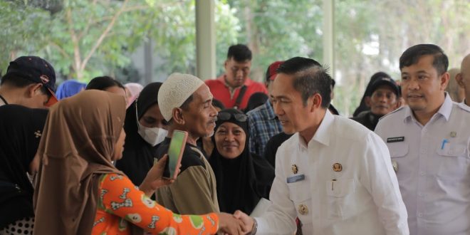 Pj Walikota Palembang, Ratu Dewa bertemu dengan ratusan warga yang akan dibagikan bantuan sosial berupa sembako, Rabu (10/1/2024). Foto: Kominfo Palembang.
