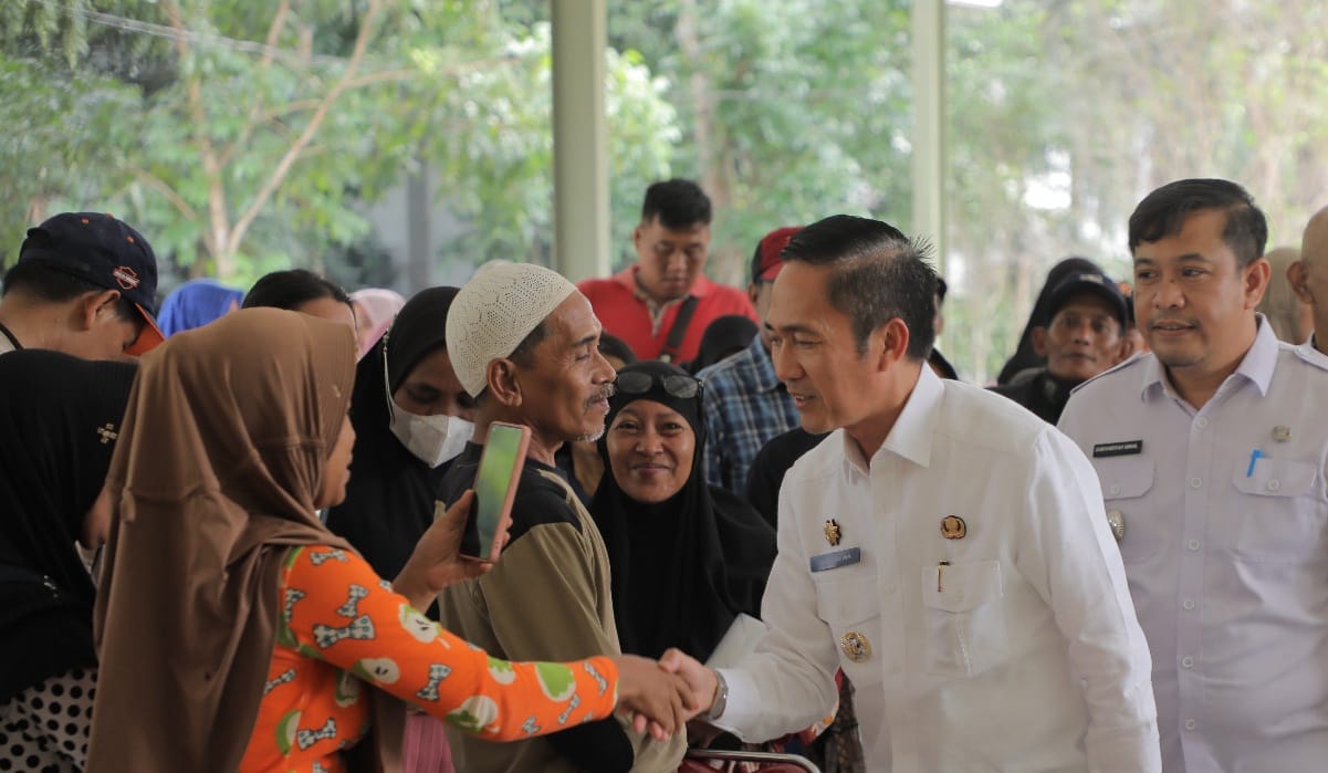 Pj Walikota Palembang, Ratu Dewa bertemu dengan ratusan warga yang akan dibagikan bantuan sosial berupa sembako, Rabu (10/1/2024). Foto: Kominfo Palembang.
