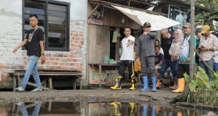 Pj Walikota Ratu Dewa bersama Ketua DPRD Kota Palembang Zainal Abidin meninjau warga yang terdampak banjir di Kelurahan Keramasan, Kecamatan Kertapati, Sabtu (27/1/2024) pagi. Foto: Kominfo Palembang.