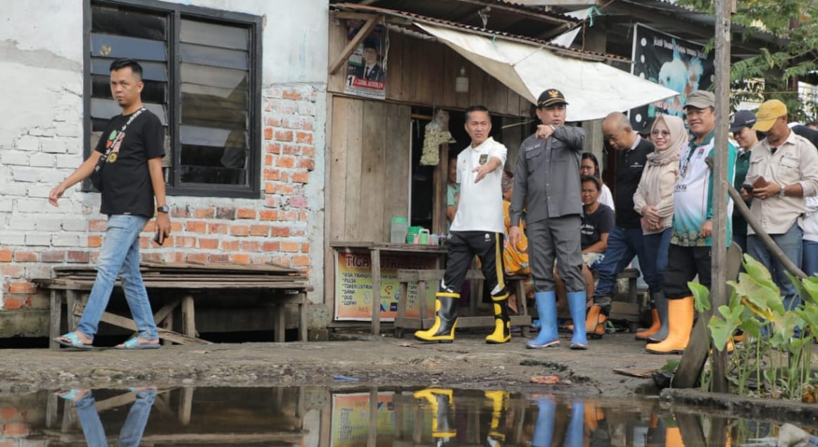 Pj Walikota Ratu Dewa bersama Ketua DPRD Kota Palembang Zainal Abidin meninjau warga yang terdampak banjir di Kelurahan Keramasan, Kecamatan Kertapati, Sabtu (27/1/2024) pagi. Foto: Kominfo Palembang.