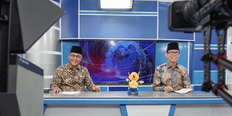 Pj Bupati Muba, Apriyadi dan Pj Bupati OKU, Teddy didaulat baca berita di TVRI Sumsel, Senin (29/1/2024). Foto: Dinkominfo MUba.