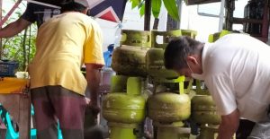 Warga sedang memilih gas elpiji di sebuah panggkalan di Palembang. Foto: Dok Sumselheadline.