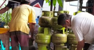 Warga sedang memilih gas elpiji di sebuah panggkalan di Palembang. Foto: Dok Sumselheadline.