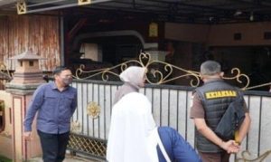 Suasana penggeledahan di rumah tersangka EK di Jalan Lettu Karim Kadir Perum Mitra Permai Blok C, RT.024/003, Karang Jaya Kecamatan Gandus, Palembang, Kamis (18/1/2024). Foto: Sripoku.com
