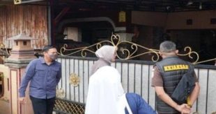 Suasana penggeledahan di rumah tersangka EK di Jalan Lettu Karim Kadir Perum Mitra Permai Blok C, RT.024/003, Karang Jaya Kecamatan Gandus, Palembang, Kamis (18/1/2024). Foto: Sripoku.com