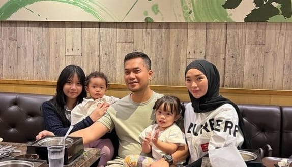 Zaskia Gotik bersama keluarga. Foto: IG @zaskia_gotix.