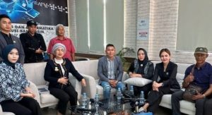 Rusdi, kakak kandung korban almarhum korban Heri, dan tim kuasa hukum saat berada di Gema Randik, Sekayu. Foto: Dok Kuasa Hukum.