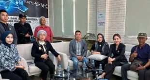 Rusdi, kakak kandung korban almarhum korban Heri, dan tim kuasa hukum saat berada di Gema Randik, Sekayu. Foto: Dok Kuasa Hukum.