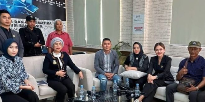 Rusdi, kakak kandung korban almarhum korban Heri, dan tim kuasa hukum saat berada di Gema Randik, Sekayu. Foto: Dok Kuasa Hukum.