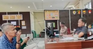 Herm,an melapor ke polisi atas pengeroyokan yang dilakukan anak kandungnya, Sabtu (13/1/2024). Foto: Sumselheadline/Ela.