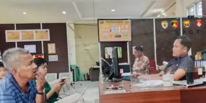 Herm,an melapor ke polisi atas pengeroyokan yang dilakukan anak kandungnya, Sabtu (13/1/2024). Foto: Sumselheadline/Ela.