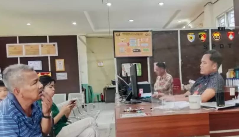 Herm,an melapor ke polisi atas pengeroyokan yang dilakukan anak kandungnya, Sabtu (13/1/2024). Foto: Sumselheadline/Ela.