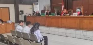 Para terdakwa kasus dugaan korupsi dana hibah Bawaslu Ogan Ilir di sidang PN Tipikor Palembang, Kamis (25/1/2024). Foto: Sumselheadline/Ela.