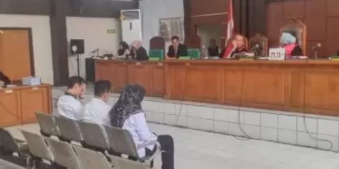 Para terdakwa kasus dugaan korupsi dana hibah Bawaslu Ogan Ilir di sidang PN Tipikor Palembang, Kamis (25/1/2024). Foto: Sumselheadline/Ela.