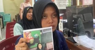 Rana Rani (21), yang menunjukkan foto kakanya Siti Hartina yang menghilang, Rabu (10/1/2024). Foto: Sumselheadline/Ela.