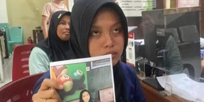 Rana Rani (21), yang menunjukkan foto kakanya Siti Hartina yang menghilang, Rabu (10/1/2024). Foto: Sumselheadline/Ela.