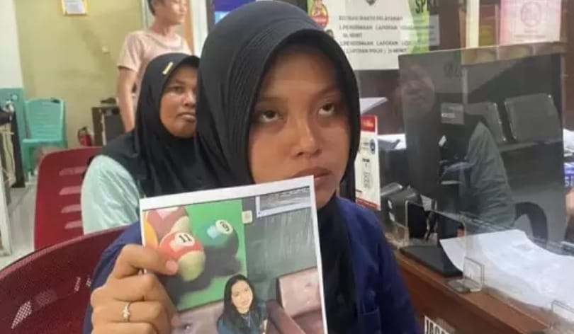 Rana Rani (21), yang menunjukkan foto kakanya Siti Hartina yang menghilang, Rabu (10/1/2024). Foto: Sumselheadline/Ela.