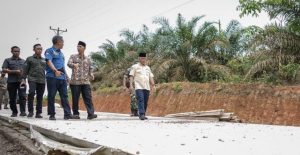 Pj Bupati Muba bersama tim meninjau pembangunan jalan Desa Tanjung Agung Kecamatan Lais Kabupaten Muba, Jumat (19/1/2024). Foto: Dinkominfo Muba.