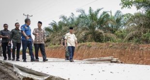 Pj Bupati Muba bersama tim meninjau pembangunan jalan Desa Tanjung Agung Kecamatan Lais Kabupaten Muba, Jumat (19/1/2024). Foto: Dinkominfo Muba.