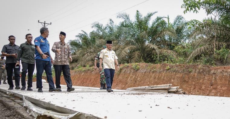 Pj Bupati Muba bersama tim meninjau pembangunan jalan Desa Tanjung Agung Kecamatan Lais Kabupaten Muba, Jumat (19/1/2024). Foto: Dinkominfo Muba.