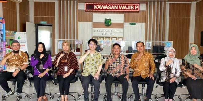 Dr Hasegawa, asal Institut Penelitian Kebudayaan Asia Universitas Toyo, Jepang, saat datang ke Dinkes Muba, Jumat (12/1/2024). Foto: Dinkominfo Muba.