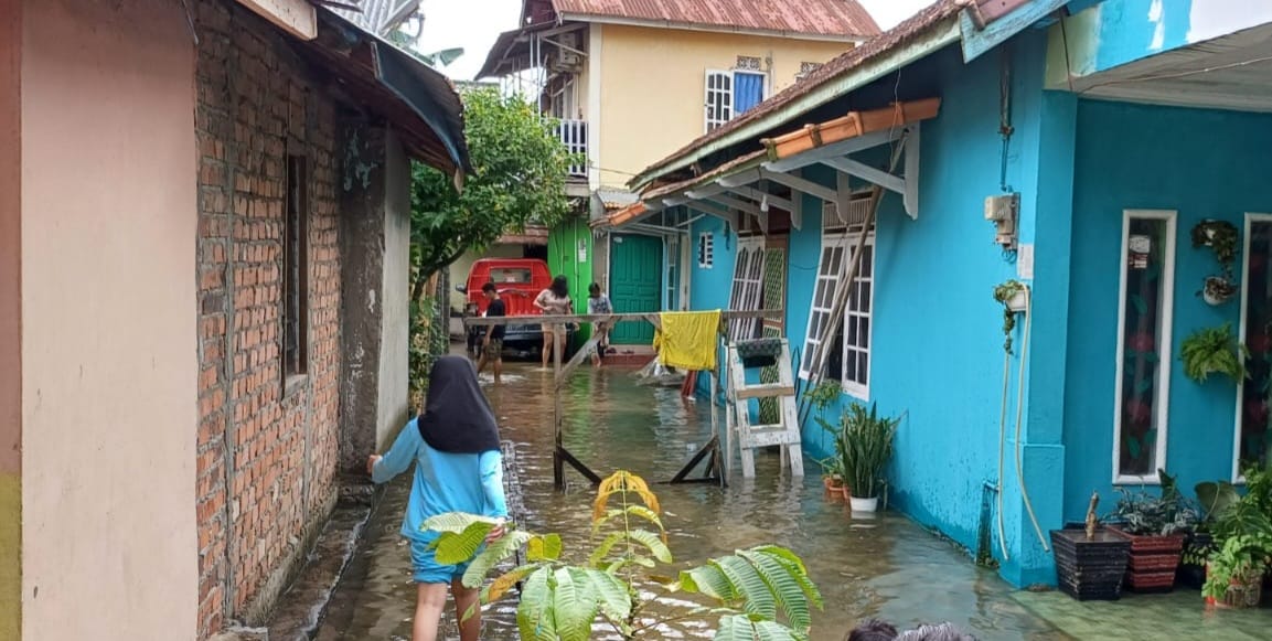 Air hingga kini masih menggenang di sejumlah pemukiman warga Palembang. Hujan diperkirakan masih berlangsung hingga pemilu 14 Februari mendatang. Foto: Dok Sumselheadline.