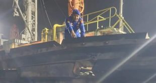 Seorang Polairud melakukan olah TKP atas tabrakan Kapal SPOB Bahari Maju II dan Kapal MT Palusipat di Sei Goreng Pertamina, Dermaga 8 Pertamina Plaju, Palembang, Minggu (28/01/2024). Foto: Dok Polairud Palembang.
