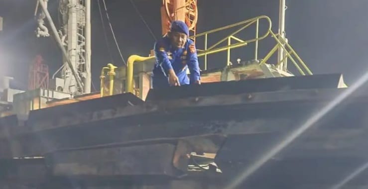 Seorang Polairud melakukan olah TKP atas tabrakan Kapal SPOB Bahari Maju II dan Kapal MT Palusipat di Sei Goreng Pertamina, Dermaga 8 Pertamina Plaju, Palembang, Minggu (28/01/2024). Foto: Dok Polairud Palembang.