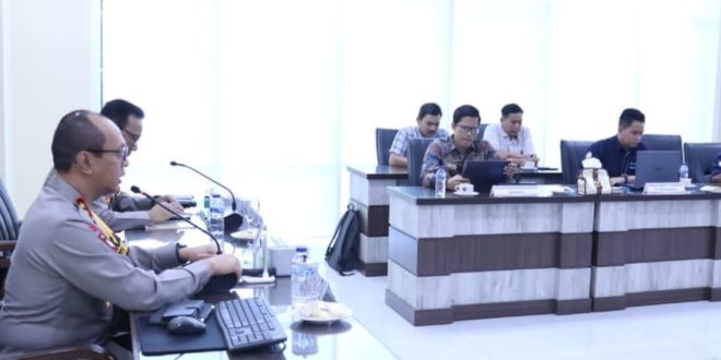 Kapolda Sumsel, A Rachmad Wibowo melakukan rapat dengar pendapat paparan Karolog Polda Sumsel, Kamis (4/1/2024). Foto: Sumselheadline/Ela.
