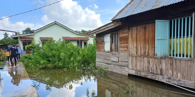 Banjir di kawasan Jl Sultan M Mansyur Palembang, yang sangat sulit surut. Foto: medsos.