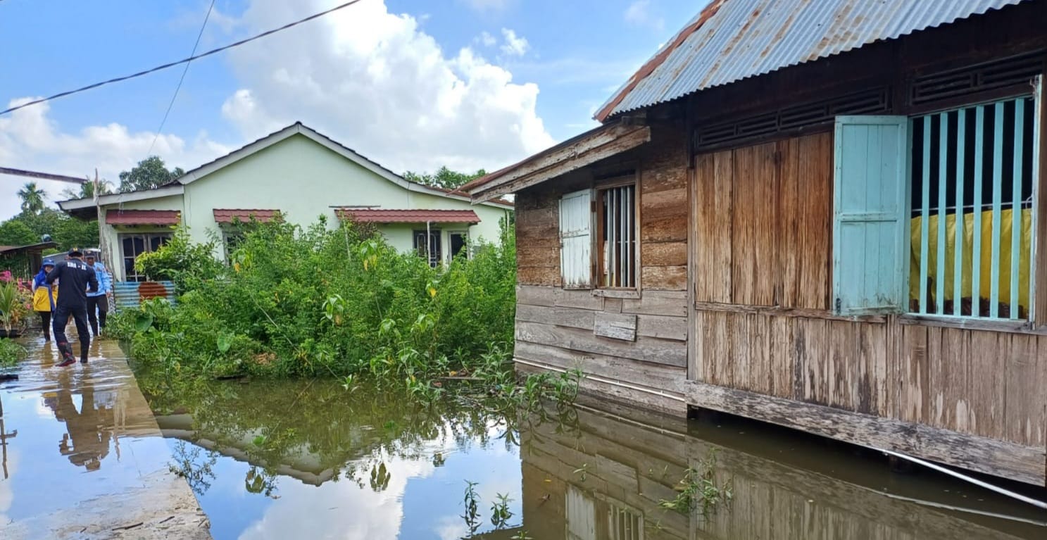 Banjir di kawasan Jl Sultan M Mansyur Palembang, yang sangat sulit surut. Foto: medsos.