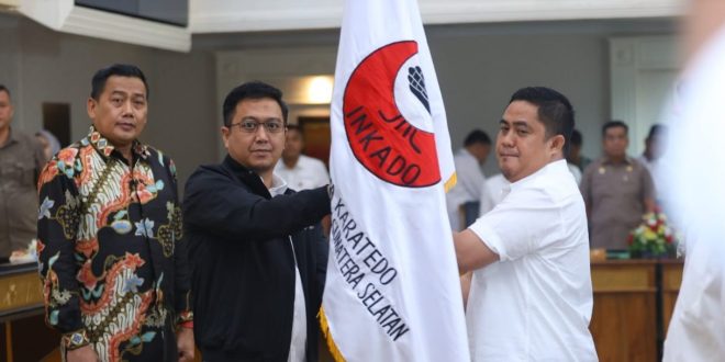 Ruben dilantik menjadi Ketua Indonesia Karete-Do (Inkado) Kota Palembang, Jumat (5/1/2024). Foto: Sumselheadline/{itria.