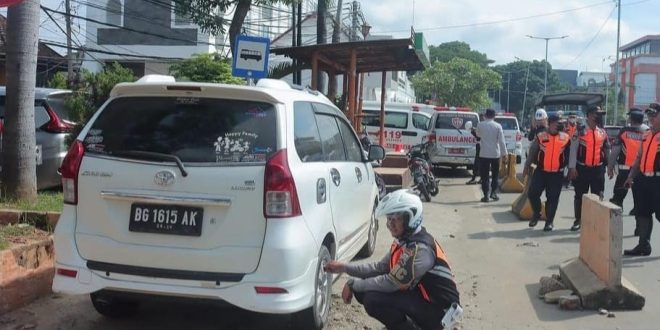 Petugas Dishub Palembang mengempisi ban mobil yang parkir sembarangan, Selasa (16/1/2024). Foto: Sumselheadline/Pitria.